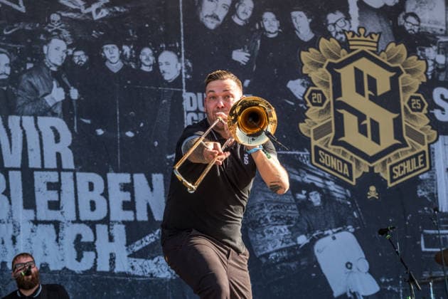 Die deutsche Punkrock Band Sondaschule auf der Mainstage vom Highfield 2026. Gesang Costa Cannabis (Tim Kleinrensing) Gitarre, Gesang Chemokeule (Mirko Klautmann) Bass Matthias Richter (seit 2013) Posaune Chris Altmann (seit 2006) Gitarre Phillip FaF Pfaff (seit 2022) Highfield 2026 tag 1 - sondaschule
