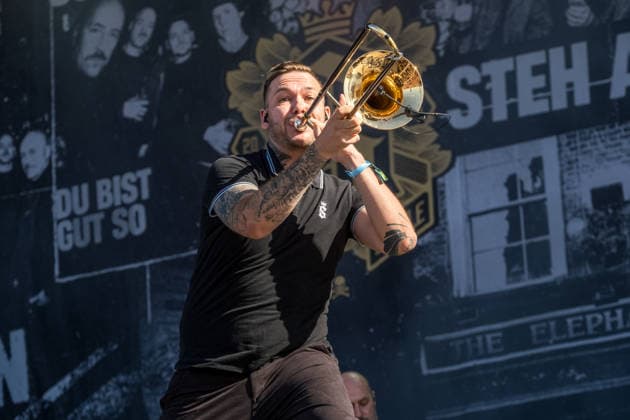 Die deutsche Punkrock Band Sondaschule auf der Mainstage vom Highfield 2026. Gesang Costa Cannabis (Tim Kleinrensing) Gitarre, Gesang Chemokeule (Mirko Klautmann) Bass Matthias Richter (seit 2013) Posaune Chris Altmann (seit 2006) Gitarre Phillip FaF Pfaff (seit 2022) Highfield 2026 tag 1 - sondaschule