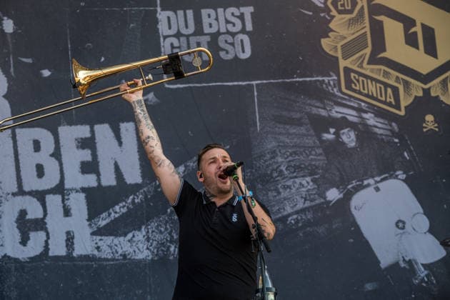Die deutsche Punkrock Band Sondaschule auf der Mainstage vom Highfield 2026. Gesang Costa Cannabis (Tim Kleinrensing) Gitarre, Gesang Chemokeule (Mirko Klautmann) Bass Matthias Richter (seit 2013) Posaune Chris Altmann (seit 2006) Gitarre Phillip FaF Pfaff (seit 2022) Highfield 2026 tag 1 - sondaschule