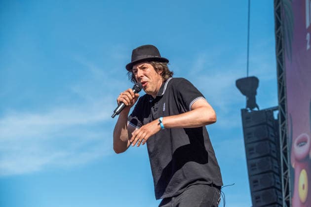 Die deutsche Punkrock Band Sondaschule auf der Mainstage vom Highfield 2026. Gesang Costa Cannabis (Tim Kleinrensing) Gitarre, Gesang Chemokeule (Mirko Klautmann) Bass Matthias Richter (seit 2013) Posaune Chris Altmann (seit 2006) Gitarre Phillip FaF Pfaff (seit 2022) Highfield 2026 tag 1 - sondaschule
