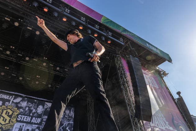 Die deutsche Punkrock Band Sondaschule auf der Mainstage vom Highfield 2026. Gesang Costa Cannabis (Tim Kleinrensing) Gitarre, Gesang Chemokeule (Mirko Klautmann) Bass Matthias Richter (seit 2013) Posaune Chris Altmann (seit 2006) Gitarre Phillip FaF Pfaff (seit 2022) Highfield 2026 Sondaschule