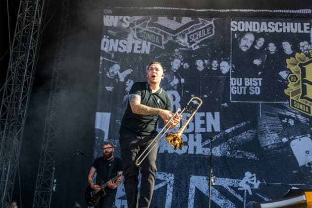Die deutsche Punkrock Band Sondaschule auf der Mainstage vom Highfield 2026. Gesang Costa Cannabis (Tim Kleinrensing) Gitarre, Gesang Chemokeule (Mirko Klautmann) Bass Matthias Richter (seit 2013) Posaune Chris Altmann (seit 2006) Gitarre Phillip FaF Pfaff (seit 2022) Highfield 2026 Sondaschule