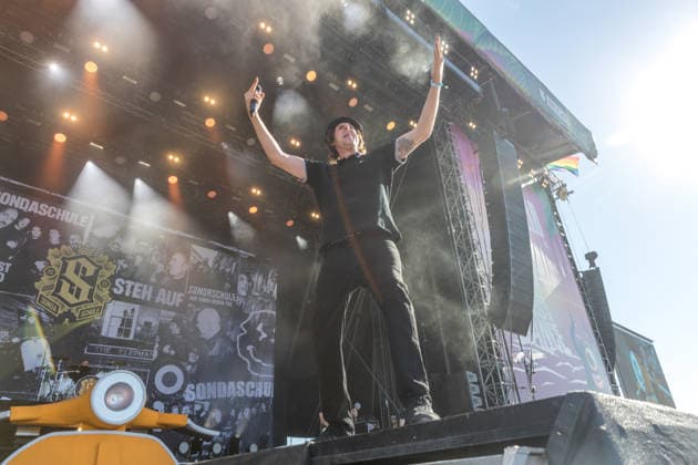 Die deutsche Punkrock Band Sondaschule auf der Mainstage vom Highfield 2026. Gesang Costa Cannabis (Tim Kleinrensing) Gitarre, Gesang Chemokeule (Mirko Klautmann) Bass Matthias Richter (seit 2013) Posaune Chris Altmann (seit 2006) Gitarre Phillip FaF Pfaff (seit 2022) Highfield 2026 Sondaschule