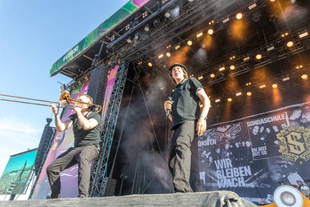 Die deutsche Punkrock Band Sondaschule auf der Mainstage vom Highfield 2026. Gesang Costa Cannabis (Tim Kleinrensing) Gitarre, Gesang Chemokeule (Mirko Klautmann) Bass Matthias Richter (seit 2013) Posaune Chris Altmann (seit 2006) Gitarre Phillip FaF Pfaff (seit 2022) Highfield 2026 Sondaschule