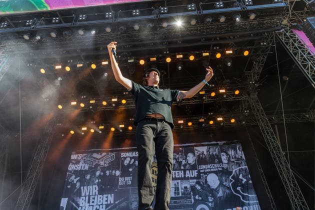 Die deutsche Punkrock Band Sondaschule auf der Mainstage vom Highfield 2026. Gesang Costa Cannabis (Tim Kleinrensing) Gitarre, Gesang Chemokeule (Mirko Klautmann) Bass Matthias Richter (seit 2013) Posaune Chris Altmann (seit 2006) Gitarre Phillip FaF Pfaff (seit 2022) Highfield 2026 Sondaschule