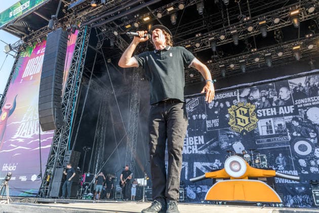 Die deutsche Punkrock Band Sondaschule auf der Mainstage vom Highfield 2026. Gesang Costa Cannabis (Tim Kleinrensing) Gitarre, Gesang Chemokeule (Mirko Klautmann) Bass Matthias Richter (seit 2013) Posaune Chris Altmann (seit 2006) Gitarre Phillip FaF Pfaff (seit 2022) Highfield 2026 Sondaschule