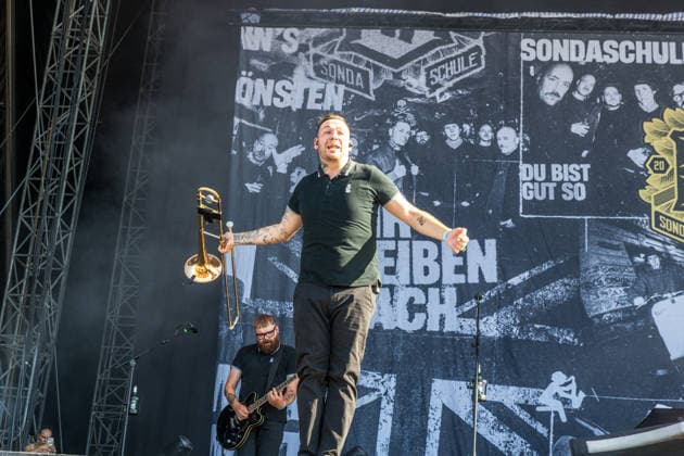 Die deutsche Punkrock Band Sondaschule auf der Mainstage vom Highfield 2026. Gesang Costa Cannabis (Tim Kleinrensing) Gitarre, Gesang Chemokeule (Mirko Klautmann) Bass Matthias Richter (seit 2013) Posaune Chris Altmann (seit 2006) Gitarre Phillip FaF Pfaff (seit 2022) Highfield 2026 Sondaschule