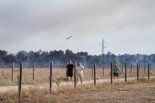 14.08.2026 - Europa, Kroatien, Ninski Stanovi: Großflächiger Vegetationsbrand zwischen Ninski Stanovi und Å½erava in der Gespanschaft Zadar. Zahlreiche Feuerwehrkräfte kämpfen gegen die Flammen. Ein Air Tractor und zwei Canadair sind zur Unterstützung der Löscharbeiten aus der Luft unterwegs. Starker Wind erschwert den Einsatz und begünstigt die Ausbreitung des Feuers. 14.08.2026 - Europa, Hrvatska, Ninski Stanovi: Veliki poÅ¾ar otvorenog prostora izmeÄ‘u Ninskih Stanova i Å½erave u Zadarskoj Å¾upaniji. Brojne vatrogasne snage bore se s vatrom. Air Tractor i Canadair upuÄ‡eni su na poÅ¾ariÅ¡te kako bi pomogli u gaÅ¡enju iz zraka. Jak vjetar oteÅ¾ava gaÅ¡enje i pogoduje Å¡irenju poÅ¾ara. Copyright: xLUKAxKOLANOVICx