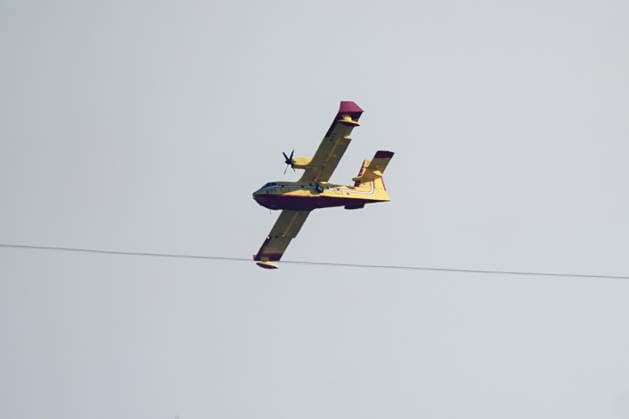 14.08.2026 - Europa, Kroatien, Ninski Stanovi: Großflächiger Vegetationsbrand zwischen Ninski Stanovi und Å½erava in der Gespanschaft Zadar. Zahlreiche Feuerwehrkräfte kämpfen gegen die Flammen. Ein Air Tractor und zwei Canadair sind zur Unterstützung der Löscharbeiten aus der Luft unterwegs. Starker Wind erschwert den Einsatz und begünstigt die Ausbreitung des Feuers. 14.08.2026 - Europa, Hrvatska, Ninski Stanovi: Veliki poÅ¾ar otvorenog prostora izmeÄ‘u Ninskih Stanova i Å½erave u Zadarskoj Å¾upaniji. Brojne vatrogasne snage bore se s vatrom. Air Tractor i Canadair upuÄ‡eni su na poÅ¾ariÅ¡te kako bi pomogli u gaÅ¡enju iz zraka. Jak vjetar oteÅ¾ava gaÅ¡enje i pogoduje Å¡irenju poÅ¾ara. Copyright: xLUKAxKOLANOVICx