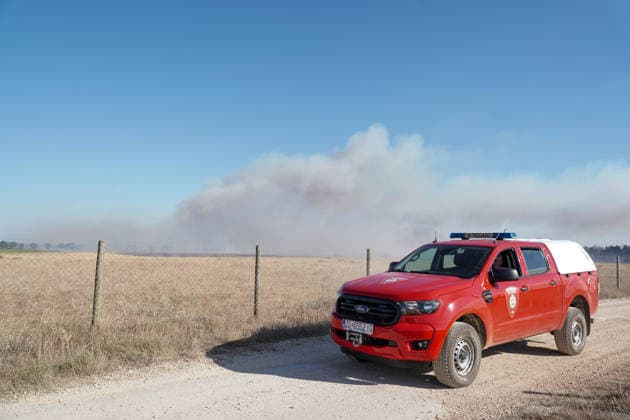 14.08.2026 - Europa, Kroatien, Ninski Stanovi: Großflächiger Vegetationsbrand zwischen Ninski Stanovi und Å½erava in der Gespanschaft Zadar. Zahlreiche Feuerwehrkräfte kämpfen gegen die Flammen. Ein Air Tractor und zwei Canadair sind zur Unterstützung der Löscharbeiten aus der Luft unterwegs. Starker Wind erschwert den Einsatz und begünstigt die Ausbreitung des Feuers. 14.08.2026 - Europa, Hrvatska, Ninski Stanovi: Veliki poÅ¾ar otvorenog prostora izmeÄ‘u Ninskih Stanova i Å½erave u Zadarskoj Å¾upaniji. Brojne vatrogasne snage bore se s vatrom. Air Tractor i Canadair upuÄ‡eni su na poÅ¾ariÅ¡te kako bi pomogli u gaÅ¡enju iz zraka. Jak vjetar oteÅ¾ava gaÅ¡enje i pogoduje Å¡irenju poÅ¾ara. Copyright: xLUKAxKOLANOVICx