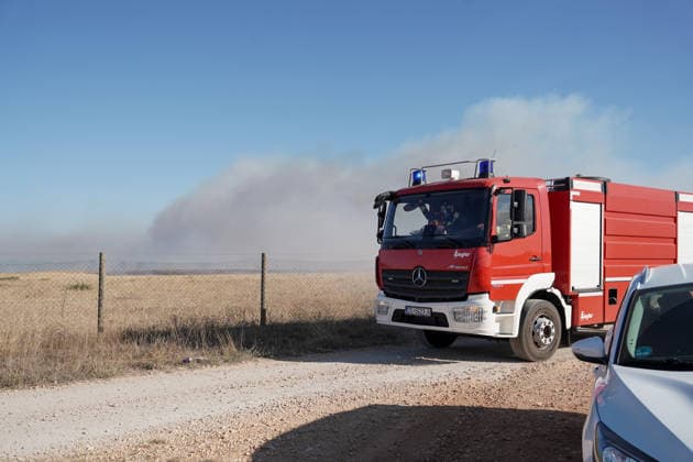 14.08.2026 - Europa, Kroatien, Ninski Stanovi: Großflächiger Vegetationsbrand zwischen Ninski Stanovi und Å½erava in der Gespanschaft Zadar. Zahlreiche Feuerwehrkräfte kämpfen gegen die Flammen. Ein Air Tractor und zwei Canadair sind zur Unterstützung der Löscharbeiten aus der Luft unterwegs. Starker Wind erschwert den Einsatz und begünstigt die Ausbreitung des Feuers. 14.08.2026 - Europa, Hrvatska, Ninski Stanovi: Veliki poÅ¾ar otvorenog prostora izmeÄ‘u Ninskih Stanova i Å½erave u Zadarskoj Å¾upaniji. Brojne vatrogasne snage bore se s vatrom. Air Tractor i Canadair upuÄ‡eni su na poÅ¾ariÅ¡te kako bi pomogli u gaÅ¡enju iz zraka. Jak vjetar oteÅ¾ava gaÅ¡enje i pogoduje Å¡irenju poÅ¾ara. Copyright: xLUKAxKOLANOVICx