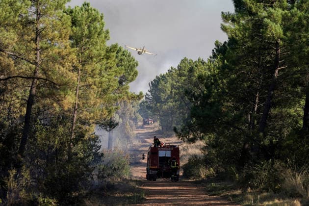 14.08.2026 - Europa, Kroatien, Ninski Stanovi: Großflächiger Vegetationsbrand zwischen Ninski Stanovi und Å½erava in der Gespanschaft Zadar. Zahlreiche Feuerwehrkräfte kämpfen gegen die Flammen. Ein Air Tractor und zwei Canadair sind zur Unterstützung der Löscharbeiten aus der Luft unterwegs. Starker Wind erschwert den Einsatz und begünstigt die Ausbreitung des Feuers. 14.08.2026 - Europa, Hrvatska, Ninski Stanovi: Veliki poÅ¾ar otvorenog prostora izmeÄ‘u Ninskih Stanova i Å½erave u Zadarskoj Å¾upaniji. Brojne vatrogasne snage bore se s vatrom. Air Tractor i Canadair upuÄ‡eni su na poÅ¾ariÅ¡te kako bi pomogli u gaÅ¡enju iz zraka. Jak vjetar oteÅ¾ava gaÅ¡enje i pogoduje Å¡irenju poÅ¾ara. Copyright: xLUKAxKOLANOVICx