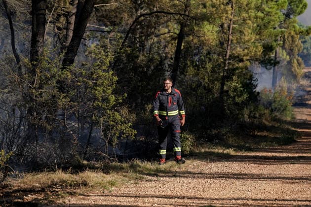 14.08.2026 - Europa, Kroatien, Ninski Stanovi: Großflächiger Vegetationsbrand zwischen Ninski Stanovi und Å½erava in der Gespanschaft Zadar. Zahlreiche Feuerwehrkräfte kämpfen gegen die Flammen. Ein Air Tractor und zwei Canadair sind zur Unterstützung der Löscharbeiten aus der Luft unterwegs. Starker Wind erschwert den Einsatz und begünstigt die Ausbreitung des Feuers. 14.08.2026 - Europa, Hrvatska, Ninski Stanovi: Veliki poÅ¾ar otvorenog prostora izmeÄ‘u Ninskih Stanova i Å½erave u Zadarskoj Å¾upaniji. Brojne vatrogasne snage bore se s vatrom. Air Tractor i Canadair upuÄ‡eni su na poÅ¾ariÅ¡te kako bi pomogli u gaÅ¡enju iz zraka. Jak vjetar oteÅ¾ava gaÅ¡enje i pogoduje Å¡irenju poÅ¾ara. Copyright: xLUKAxKOLANOVICx