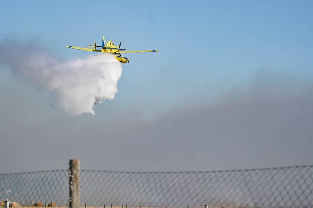 14.08.2026 - Europa, Kroatien, Ninski Stanovi: Großflächiger Vegetationsbrand zwischen Ninski Stanovi und Å½erava in der Gespanschaft Zadar. Zahlreiche Feuerwehrkräfte kämpfen gegen die Flammen. Ein Air Tractor und zwei Canadair sind zur Unterstützung der Löscharbeiten aus der Luft unterwegs. Starker Wind erschwert den Einsatz und begünstigt die Ausbreitung des Feuers. 14.08.2026 - Europa, Hrvatska, Ninski Stanovi: Veliki poÅ¾ar otvorenog prostora izmeÄ‘u Ninskih Stanova i Å½erave u Zadarskoj Å¾upaniji. Brojne vatrogasne snage bore se s vatrom. Air Tractor i Canadair upuÄ‡eni su na poÅ¾ariÅ¡te kako bi pomogli u gaÅ¡enju iz zraka. Jak vjetar oteÅ¾ava gaÅ¡enje i pogoduje Å¡irenju poÅ¾ara. Copyright: xLUKAxKOLANOVICx