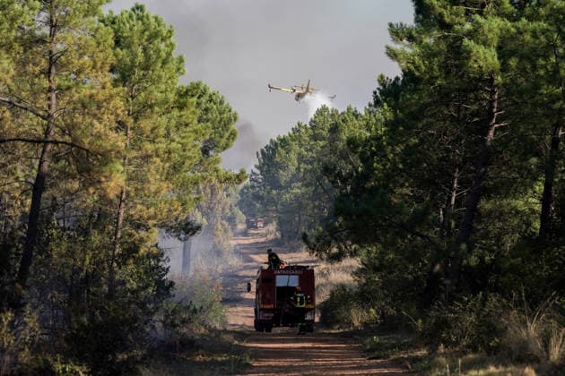 14.08.2026 - Europa, Kroatien, Ninski Stanovi: Großflächiger Vegetationsbrand zwischen Ninski Stanovi und Å½erava in der Gespanschaft Zadar. Zahlreiche Feuerwehrkräfte kämpfen gegen die Flammen. Ein Air Tractor und zwei Canadair sind zur Unterstützung der Löscharbeiten aus der Luft unterwegs. Starker Wind erschwert den Einsatz und begünstigt die Ausbreitung des Feuers. 14.08.2026 - Europa, Hrvatska, Ninski Stanovi: Veliki poÅ¾ar otvorenog prostora izmeÄ‘u Ninskih Stanova i Å½erave u Zadarskoj Å¾upaniji. Brojne vatrogasne snage bore se s vatrom. Air Tractor i Canadair upuÄ‡eni su na poÅ¾ariÅ¡te kako bi pomogli u gaÅ¡enju iz zraka. Jak vjetar oteÅ¾ava gaÅ¡enje i pogoduje Å¡irenju poÅ¾ara. Copyright: xLUKAxKOLANOVICx