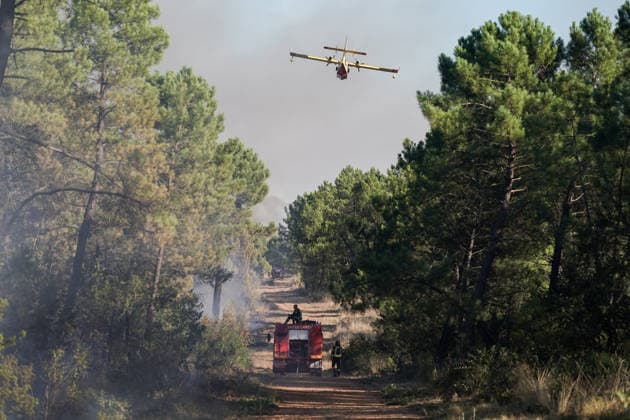14.08.2026 - Europa, Kroatien, Ninski Stanovi: Großflächiger Vegetationsbrand zwischen Ninski Stanovi und Å½erava in der Gespanschaft Zadar. Zahlreiche Feuerwehrkräfte kämpfen gegen die Flammen. Ein Air Tractor und zwei Canadair sind zur Unterstützung der Löscharbeiten aus der Luft unterwegs. Starker Wind erschwert den Einsatz und begünstigt die Ausbreitung des Feuers. 14.08.2026 - Europa, Hrvatska, Ninski Stanovi: Veliki poÅ¾ar otvorenog prostora izmeÄ‘u Ninskih Stanova i Å½erave u Zadarskoj Å¾upaniji. Brojne vatrogasne snage bore se s vatrom. Air Tractor i Canadair upuÄ‡eni su na poÅ¾ariÅ¡te kako bi pomogli u gaÅ¡enju iz zraka. Jak vjetar oteÅ¾ava gaÅ¡enje i pogoduje Å¡irenju poÅ¾ara. Copyright: xLUKAxKOLANOVICx