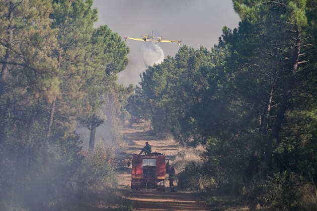 14.08.2026 - Europa, Kroatien, Ninski Stanovi: Großflächiger Vegetationsbrand zwischen Ninski Stanovi und Å½erava in der Gespanschaft Zadar. Zahlreiche Feuerwehrkräfte kämpfen gegen die Flammen. Ein Air Tractor und zwei Canadair sind zur Unterstützung der Löscharbeiten aus der Luft unterwegs. Starker Wind erschwert den Einsatz und begünstigt die Ausbreitung des Feuers. 14.08.2026 - Europa, Hrvatska, Ninski Stanovi: Veliki poÅ¾ar otvorenog prostora izmeÄ‘u Ninskih Stanova i Å½erave u Zadarskoj Å¾upaniji. Brojne vatrogasne snage bore se s vatrom. Air Tractor i Canadair upuÄ‡eni su na poÅ¾ariÅ¡te kako bi pomogli u gaÅ¡enju iz zraka. Jak vjetar oteÅ¾ava gaÅ¡enje i pogoduje Å¡irenju poÅ¾ara. Copyright: xLUKAxKOLANOVICx