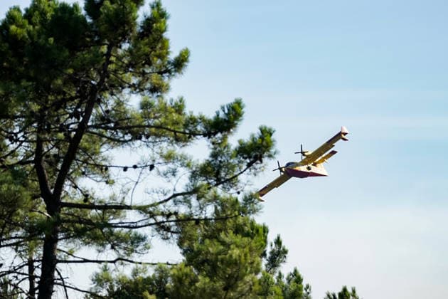 14.08.2026 - Europa, Kroatien, Ninski Stanovi: Großflächiger Vegetationsbrand zwischen Ninski Stanovi und Å½erava in der Gespanschaft Zadar. Zahlreiche Feuerwehrkräfte kämpfen gegen die Flammen. Ein Air Tractor und zwei Canadair sind zur Unterstützung der Löscharbeiten aus der Luft unterwegs. Starker Wind erschwert den Einsatz und begünstigt die Ausbreitung des Feuers. 14.08.2026 - Europa, Hrvatska, Ninski Stanovi: Veliki poÅ¾ar otvorenog prostora izmeÄ‘u Ninskih Stanova i Å½erave u Zadarskoj Å¾upaniji. Brojne vatrogasne snage bore se s vatrom. Air Tractor i Canadair upuÄ‡eni su na poÅ¾ariÅ¡te kako bi pomogli u gaÅ¡enju iz zraka. Jak vjetar oteÅ¾ava gaÅ¡enje i pogoduje Å¡irenju poÅ¾ara. Copyright: xLUKAxKOLANOVICx