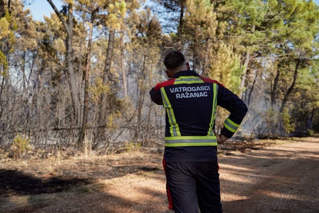 14.08.2026 - Europa, Kroatien, Ninski Stanovi: Großflächiger Vegetationsbrand zwischen Ninski Stanovi und Å½erava in der Gespanschaft Zadar. Zahlreiche Feuerwehrkräfte kämpfen gegen die Flammen. Ein Air Tractor und zwei Canadair sind zur Unterstützung der Löscharbeiten aus der Luft unterwegs. Starker Wind erschwert den Einsatz und begünstigt die Ausbreitung des Feuers. 14.08.2026 - Europa, Hrvatska, Ninski Stanovi: Veliki poÅ¾ar otvorenog prostora izmeÄ‘u Ninskih Stanova i Å½erave u Zadarskoj Å¾upaniji. Brojne vatrogasne snage bore se s vatrom. Air Tractor i Canadair upuÄ‡eni su na poÅ¾ariÅ¡te kako bi pomogli u gaÅ¡enju iz zraka. Jak vjetar oteÅ¾ava gaÅ¡enje i pogoduje Å¡irenju poÅ¾ara. Copyright: xLUKAxKOLANOVICx