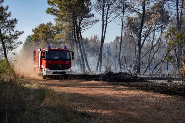 14.08.2026 - Europa, Kroatien, Ninski Stanovi: Großflächiger Vegetationsbrand zwischen Ninski Stanovi und Å½erava in der Gespanschaft Zadar. Zahlreiche Feuerwehrkräfte kämpfen gegen die Flammen. Ein Air Tractor und zwei Canadair sind zur Unterstützung der Löscharbeiten aus der Luft unterwegs. Starker Wind erschwert den Einsatz und begünstigt die Ausbreitung des Feuers. 14.08.2026 - Europa, Hrvatska, Ninski Stanovi: Veliki poÅ¾ar otvorenog prostora izmeÄ‘u Ninskih Stanova i Å½erave u Zadarskoj Å¾upaniji. Brojne vatrogasne snage bore se s vatrom. Air Tractor i Canadair upuÄ‡eni su na poÅ¾ariÅ¡te kako bi pomogli u gaÅ¡enju iz zraka. Jak vjetar oteÅ¾ava gaÅ¡enje i pogoduje Å¡irenju poÅ¾ara. Copyright: xLUKAxKOLANOVICx