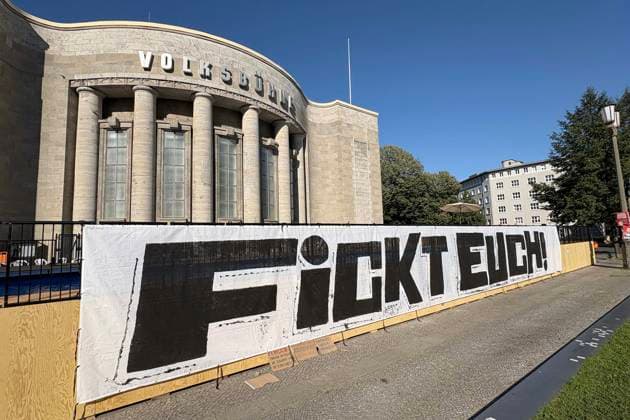 14.08.2026, Volksbühne Berlin hat ein temporäres kostenloses Schwimmbad auf dem Rosa-Luxemburg-Platz aufgestellt, Volksbad, mit Transparent Fickt Euch ! Fuck You! nachdem es Proteste gegen eine geschlossene Veranstaltung für schwarze Menschen gegebn hat, Berlin Deutschland, Germany