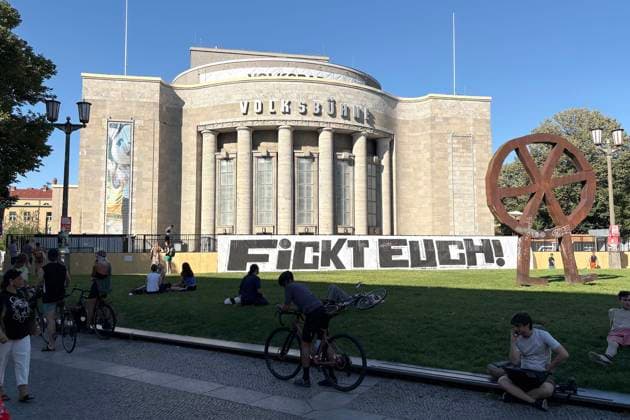 14.08.2026, Volksbühne Berlin hat ein temporäres kostenloses Schwimmbad auf dem Rosa-Luxemburg-Platz aufgestellt, Volksbad, mit Transparent Fickt Euch ! Fuck You! nachdem es Proteste gegen eine geschlossene Veranstaltung für schwarze Menschen gegebn hat, Berlin Deutschland, Germany