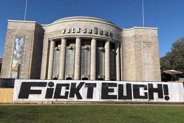 14.08.2026, Volksbühne Berlin hat ein temporäres kostenloses Schwimmbad auf dem Rosa-Luxemburg-Platz aufgestellt, Volksbad, mit Transparent Fickt Euch ! Fuck You! nachdem es Proteste gegen eine geschlossene Veranstaltung für schwarze Menschen gegebn hat, Berlin Deutschland, Germany