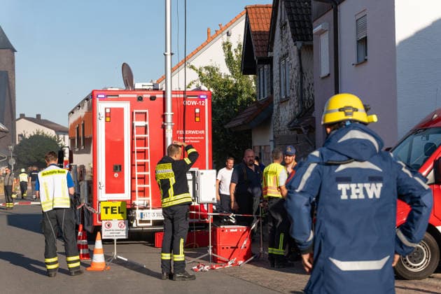 Vollbrand einer Lagerhalle 59-Jähriger bei Löschversuchen schwer verletzt Rettungshubschrauber im Einsatz Am 14.08.2026 brannte eine landwirtschaftliche Lagerhalle in der Hauptstraße im Michelstädter Ortsteil Würzberg im Odenwaldkreis vollständig aus. Feuerwehren aus dem gesamten Kreis waren mit rund 200 Einsatzkräften im Einsatz, um den Brand zu bekämpfen und ein Übergreifen auf umliegende Gebäude zu verhindern. Ein 59-jähriger Mann wurde nach Angaben der Polizei bei Löschversuchen schwer verletzt und mit dem Rettungshubschrauber in ein Krankenhaus gebracht. Michelstadt Würzberg Hessen Deutschland