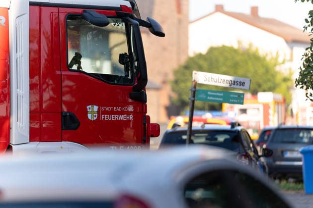 Vollbrand einer Lagerhalle 59-Jähriger bei Löschversuchen schwer verletzt Rettungshubschrauber im Einsatz Am 14.08.2026 brannte eine landwirtschaftliche Lagerhalle in der Hauptstraße im Michelstädter Ortsteil Würzberg im Odenwaldkreis vollständig aus. Feuerwehren aus dem gesamten Kreis waren mit rund 200 Einsatzkräften im Einsatz, um den Brand zu bekämpfen und ein Übergreifen auf umliegende Gebäude zu verhindern. Ein 59-jähriger Mann wurde nach Angaben der Polizei bei Löschversuchen schwer verletzt und mit dem Rettungshubschrauber in ein Krankenhaus gebracht. Michelstadt Würzberg Hessen Deutschland