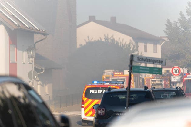 Vollbrand einer Lagerhalle 59-Jähriger bei Löschversuchen schwer verletzt Rettungshubschrauber im Einsatz Am 14.08.2026 brannte eine landwirtschaftliche Lagerhalle in der Hauptstraße im Michelstädter Ortsteil Würzberg im Odenwaldkreis vollständig aus. Feuerwehren aus dem gesamten Kreis waren mit rund 200 Einsatzkräften im Einsatz, um den Brand zu bekämpfen und ein Übergreifen auf umliegende Gebäude zu verhindern. Ein 59-jähriger Mann wurde nach Angaben der Polizei bei Löschversuchen schwer verletzt und mit dem Rettungshubschrauber in ein Krankenhaus gebracht. Michelstadt Würzberg Hessen Deutschland