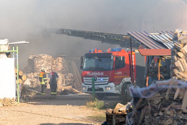 Vollbrand einer Lagerhalle 59-Jähriger bei Löschversuchen schwer verletzt Rettungshubschrauber im Einsatz Am 14.08.2026 brannte eine landwirtschaftliche Lagerhalle in der Hauptstraße im Michelstädter Ortsteil Würzberg im Odenwaldkreis vollständig aus. Feuerwehren aus dem gesamten Kreis waren mit rund 200 Einsatzkräften im Einsatz, um den Brand zu bekämpfen und ein Übergreifen auf umliegende Gebäude zu verhindern. Ein 59-jähriger Mann wurde nach Angaben der Polizei bei Löschversuchen schwer verletzt und mit dem Rettungshubschrauber in ein Krankenhaus gebracht. Michelstadt Würzberg Hessen Deutschland