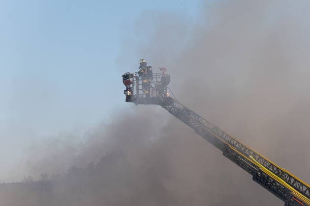 Vollbrand einer Lagerhalle 59-Jähriger bei Löschversuchen schwer verletzt Rettungshubschrauber im Einsatz Am 14.08.2026 brannte eine landwirtschaftliche Lagerhalle in der Hauptstraße im Michelstädter Ortsteil Würzberg im Odenwaldkreis vollständig aus. Feuerwehren aus dem gesamten Kreis waren mit rund 200 Einsatzkräften im Einsatz, um den Brand zu bekämpfen und ein Übergreifen auf umliegende Gebäude zu verhindern. Ein 59-jähriger Mann wurde nach Angaben der Polizei bei Löschversuchen schwer verletzt und mit dem Rettungshubschrauber in ein Krankenhaus gebracht. Michelstadt Würzberg Hessen Deutschland