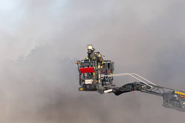 Vollbrand einer Lagerhalle 59-Jähriger bei Löschversuchen schwer verletzt Rettungshubschrauber im Einsatz Am 14.08.2026 brannte eine landwirtschaftliche Lagerhalle in der Hauptstraße im Michelstädter Ortsteil Würzberg im Odenwaldkreis vollständig aus. Feuerwehren aus dem gesamten Kreis waren mit rund 200 Einsatzkräften im Einsatz, um den Brand zu bekämpfen und ein Übergreifen auf umliegende Gebäude zu verhindern. Ein 59-jähriger Mann wurde nach Angaben der Polizei bei Löschversuchen schwer verletzt und mit dem Rettungshubschrauber in ein Krankenhaus gebracht. Michelstadt Würzberg Hessen Deutschland