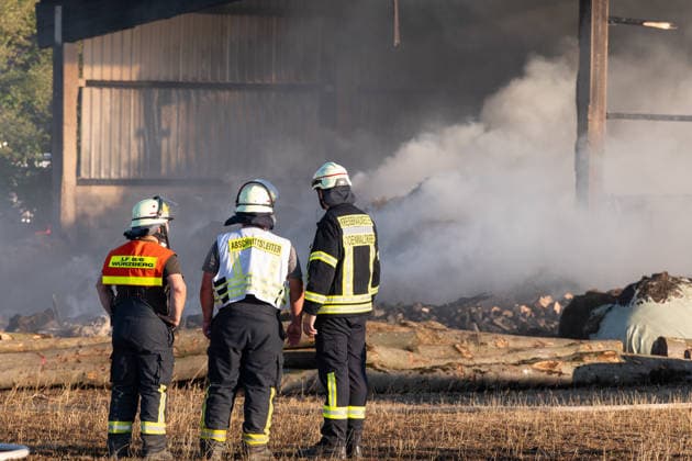 Vollbrand einer Lagerhalle 59-Jähriger bei Löschversuchen schwer verletzt Rettungshubschrauber im Einsatz Am 14.08.2026 brannte eine landwirtschaftliche Lagerhalle in der Hauptstraße im Michelstädter Ortsteil Würzberg im Odenwaldkreis vollständig aus. Feuerwehren aus dem gesamten Kreis waren mit rund 200 Einsatzkräften im Einsatz, um den Brand zu bekämpfen und ein Übergreifen auf umliegende Gebäude zu verhindern. Ein 59-jähriger Mann wurde nach Angaben der Polizei bei Löschversuchen schwer verletzt und mit dem Rettungshubschrauber in ein Krankenhaus gebracht. Michelstadt Würzberg Hessen Deutschland
