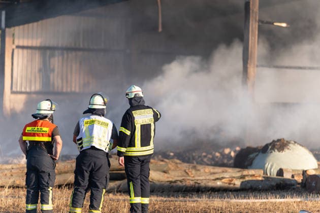 Vollbrand einer Lagerhalle 59-Jähriger bei Löschversuchen schwer verletzt Rettungshubschrauber im Einsatz Am 14.08.2026 brannte eine landwirtschaftliche Lagerhalle in der Hauptstraße im Michelstädter Ortsteil Würzberg im Odenwaldkreis vollständig aus. Feuerwehren aus dem gesamten Kreis waren mit rund 200 Einsatzkräften im Einsatz, um den Brand zu bekämpfen und ein Übergreifen auf umliegende Gebäude zu verhindern. Ein 59-jähriger Mann wurde nach Angaben der Polizei bei Löschversuchen schwer verletzt und mit dem Rettungshubschrauber in ein Krankenhaus gebracht. Michelstadt Würzberg Hessen Deutschland