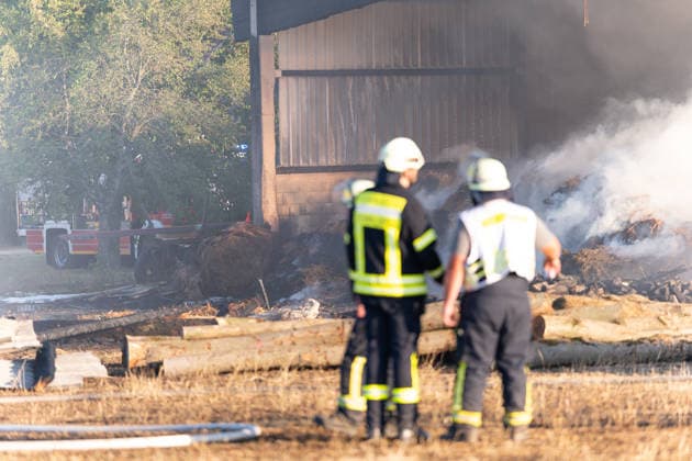 Vollbrand einer Lagerhalle 59-Jähriger bei Löschversuchen schwer verletzt Rettungshubschrauber im Einsatz Am 14.08.2026 brannte eine landwirtschaftliche Lagerhalle in der Hauptstraße im Michelstädter Ortsteil Würzberg im Odenwaldkreis vollständig aus. Feuerwehren aus dem gesamten Kreis waren mit rund 200 Einsatzkräften im Einsatz, um den Brand zu bekämpfen und ein Übergreifen auf umliegende Gebäude zu verhindern. Ein 59-jähriger Mann wurde nach Angaben der Polizei bei Löschversuchen schwer verletzt und mit dem Rettungshubschrauber in ein Krankenhaus gebracht. Michelstadt Würzberg Hessen Deutschland