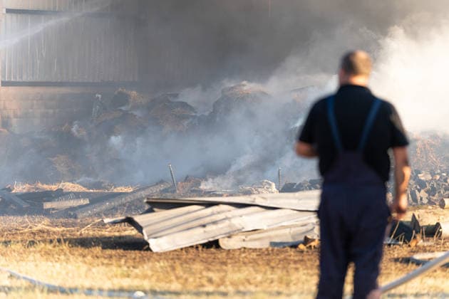 Vollbrand einer Lagerhalle 59-Jähriger bei Löschversuchen schwer verletzt Rettungshubschrauber im Einsatz Am 14.08.2026 brannte eine landwirtschaftliche Lagerhalle in der Hauptstraße im Michelstädter Ortsteil Würzberg im Odenwaldkreis vollständig aus. Feuerwehren aus dem gesamten Kreis waren mit rund 200 Einsatzkräften im Einsatz, um den Brand zu bekämpfen und ein Übergreifen auf umliegende Gebäude zu verhindern. Ein 59-jähriger Mann wurde nach Angaben der Polizei bei Löschversuchen schwer verletzt und mit dem Rettungshubschrauber in ein Krankenhaus gebracht. Michelstadt Würzberg Hessen Deutschland