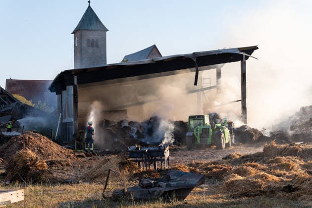 Vollbrand einer Lagerhalle 59-Jähriger bei Löschversuchen schwer verletzt Rettungshubschrauber im Einsatz Am 14.08.2026 brannte eine landwirtschaftliche Lagerhalle in der Hauptstraße im Michelstädter Ortsteil Würzberg im Odenwaldkreis vollständig aus. Feuerwehren aus dem gesamten Kreis waren mit rund 200 Einsatzkräften im Einsatz, um den Brand zu bekämpfen und ein Übergreifen auf umliegende Gebäude zu verhindern. Ein 59-jähriger Mann wurde nach Angaben der Polizei bei Löschversuchen schwer verletzt und mit dem Rettungshubschrauber in ein Krankenhaus gebracht. Michelstadt Würzberg Hessen Deutschland