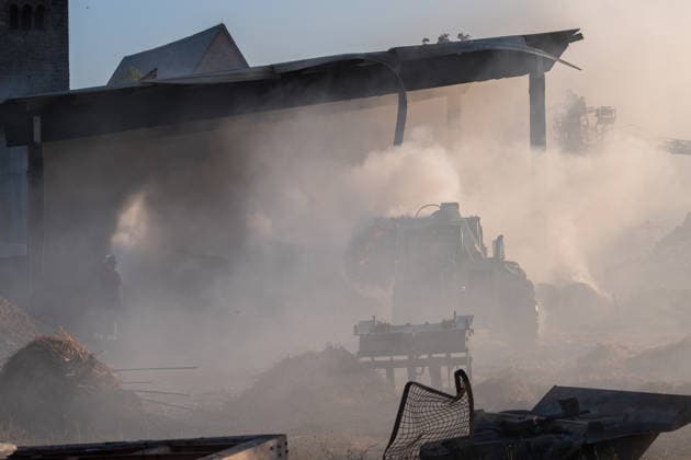 Vollbrand einer Lagerhalle 59-Jähriger bei Löschversuchen schwer verletzt Rettungshubschrauber im Einsatz Am 14.08.2026 brannte eine landwirtschaftliche Lagerhalle in der Hauptstraße im Michelstädter Ortsteil Würzberg im Odenwaldkreis vollständig aus. Feuerwehren aus dem gesamten Kreis waren mit rund 200 Einsatzkräften im Einsatz, um den Brand zu bekämpfen und ein Übergreifen auf umliegende Gebäude zu verhindern. Ein 59-jähriger Mann wurde nach Angaben der Polizei bei Löschversuchen schwer verletzt und mit dem Rettungshubschrauber in ein Krankenhaus gebracht. Michelstadt Würzberg Hessen Deutschland