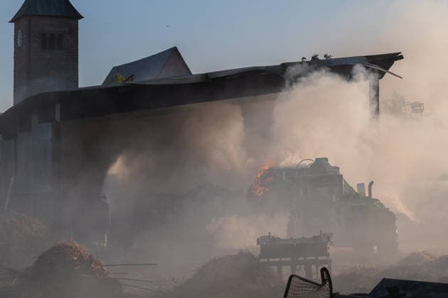 Vollbrand einer Lagerhalle 59-Jähriger bei Löschversuchen schwer verletzt Rettungshubschrauber im Einsatz Am 14.08.2026 brannte eine landwirtschaftliche Lagerhalle in der Hauptstraße im Michelstädter Ortsteil Würzberg im Odenwaldkreis vollständig aus. Feuerwehren aus dem gesamten Kreis waren mit rund 200 Einsatzkräften im Einsatz, um den Brand zu bekämpfen und ein Übergreifen auf umliegende Gebäude zu verhindern. Ein 59-jähriger Mann wurde nach Angaben der Polizei bei Löschversuchen schwer verletzt und mit dem Rettungshubschrauber in ein Krankenhaus gebracht. Michelstadt Würzberg Hessen Deutschland