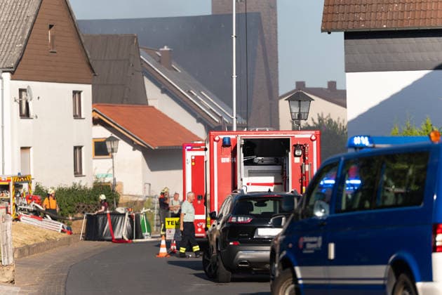 Vollbrand einer Lagerhalle 59-Jähriger bei Löschversuchen schwer verletzt Rettungshubschrauber im Einsatz Am 14.08.2026 brannte eine landwirtschaftliche Lagerhalle in der Hauptstraße im Michelstädter Ortsteil Würzberg im Odenwaldkreis vollständig aus. Feuerwehren aus dem gesamten Kreis waren mit rund 200 Einsatzkräften im Einsatz, um den Brand zu bekämpfen und ein Übergreifen auf umliegende Gebäude zu verhindern. Ein 59-jähriger Mann wurde nach Angaben der Polizei bei Löschversuchen schwer verletzt und mit dem Rettungshubschrauber in ein Krankenhaus gebracht. Michelstadt Würzberg Hessen Deutschland