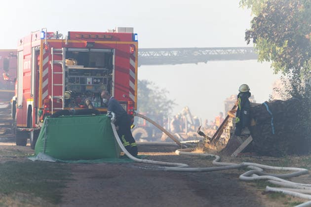 Vollbrand einer Lagerhalle 59-Jähriger bei Löschversuchen schwer verletzt Rettungshubschrauber im Einsatz Am 14.08.2026 brannte eine landwirtschaftliche Lagerhalle in der Hauptstraße im Michelstädter Ortsteil Würzberg im Odenwaldkreis vollständig aus. Feuerwehren aus dem gesamten Kreis waren mit rund 200 Einsatzkräften im Einsatz, um den Brand zu bekämpfen und ein Übergreifen auf umliegende Gebäude zu verhindern. Ein 59-jähriger Mann wurde nach Angaben der Polizei bei Löschversuchen schwer verletzt und mit dem Rettungshubschrauber in ein Krankenhaus gebracht. Michelstadt Würzberg Hessen Deutschland