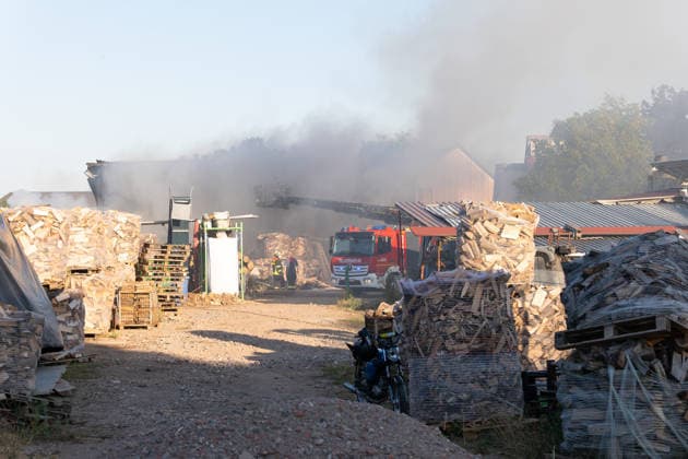 Vollbrand einer Lagerhalle 59-Jähriger bei Löschversuchen schwer verletzt Rettungshubschrauber im Einsatz Am 14.08.2026 brannte eine landwirtschaftliche Lagerhalle in der Hauptstraße im Michelstädter Ortsteil Würzberg im Odenwaldkreis vollständig aus. Feuerwehren aus dem gesamten Kreis waren mit rund 200 Einsatzkräften im Einsatz, um den Brand zu bekämpfen und ein Übergreifen auf umliegende Gebäude zu verhindern. Ein 59-jähriger Mann wurde nach Angaben der Polizei bei Löschversuchen schwer verletzt und mit dem Rettungshubschrauber in ein Krankenhaus gebracht. Michelstadt Würzberg Hessen Deutschland