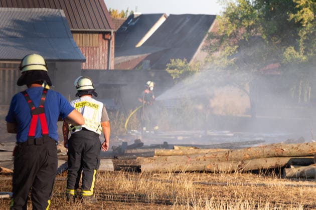 Vollbrand einer Lagerhalle 59-Jähriger bei Löschversuchen schwer verletzt Rettungshubschrauber im Einsatz Am 14.08.2026 brannte eine landwirtschaftliche Lagerhalle in der Hauptstraße im Michelstädter Ortsteil Würzberg im Odenwaldkreis vollständig aus. Feuerwehren aus dem gesamten Kreis waren mit rund 200 Einsatzkräften im Einsatz, um den Brand zu bekämpfen und ein Übergreifen auf umliegende Gebäude zu verhindern. Ein 59-jähriger Mann wurde nach Angaben der Polizei bei Löschversuchen schwer verletzt und mit dem Rettungshubschrauber in ein Krankenhaus gebracht. Michelstadt Würzberg Hessen Deutschland