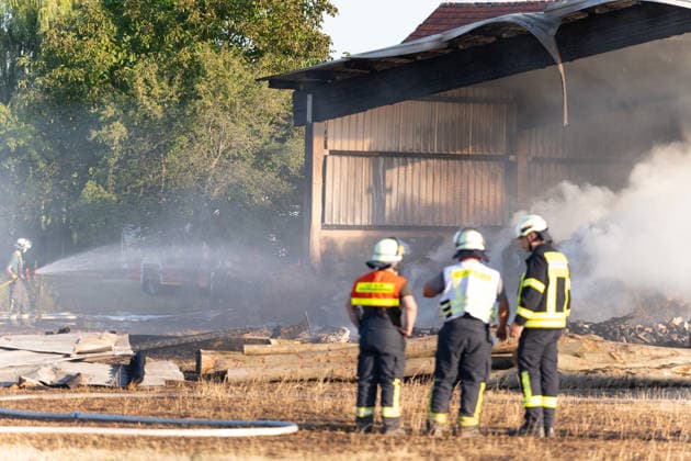 Vollbrand einer Lagerhalle 59-Jähriger bei Löschversuchen schwer verletzt Rettungshubschrauber im Einsatz Am 14.08.2026 brannte eine landwirtschaftliche Lagerhalle in der Hauptstraße im Michelstädter Ortsteil Würzberg im Odenwaldkreis vollständig aus. Feuerwehren aus dem gesamten Kreis waren mit rund 200 Einsatzkräften im Einsatz, um den Brand zu bekämpfen und ein Übergreifen auf umliegende Gebäude zu verhindern. Ein 59-jähriger Mann wurde nach Angaben der Polizei bei Löschversuchen schwer verletzt und mit dem Rettungshubschrauber in ein Krankenhaus gebracht. Michelstadt Würzberg Hessen Deutschland