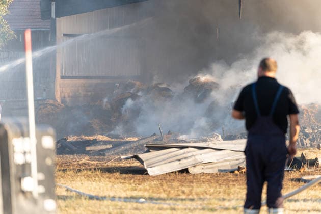 Vollbrand einer Lagerhalle 59-Jähriger bei Löschversuchen schwer verletzt Rettungshubschrauber im Einsatz Am 14.08.2026 brannte eine landwirtschaftliche Lagerhalle in der Hauptstraße im Michelstädter Ortsteil Würzberg im Odenwaldkreis vollständig aus. Feuerwehren aus dem gesamten Kreis waren mit rund 200 Einsatzkräften im Einsatz, um den Brand zu bekämpfen und ein Übergreifen auf umliegende Gebäude zu verhindern. Ein 59-jähriger Mann wurde nach Angaben der Polizei bei Löschversuchen schwer verletzt und mit dem Rettungshubschrauber in ein Krankenhaus gebracht. Michelstadt Würzberg Hessen Deutschland