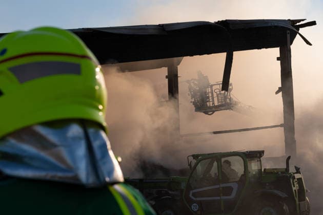 Vollbrand einer Lagerhalle 59-Jähriger bei Löschversuchen schwer verletzt Rettungshubschrauber im Einsatz Am 14.08.2026 brannte eine landwirtschaftliche Lagerhalle in der Hauptstraße im Michelstädter Ortsteil Würzberg im Odenwaldkreis vollständig aus. Feuerwehren aus dem gesamten Kreis waren mit rund 200 Einsatzkräften im Einsatz, um den Brand zu bekämpfen und ein Übergreifen auf umliegende Gebäude zu verhindern. Ein 59-jähriger Mann wurde nach Angaben der Polizei bei Löschversuchen schwer verletzt und mit dem Rettungshubschrauber in ein Krankenhaus gebracht. Michelstadt Würzberg Hessen Deutschland