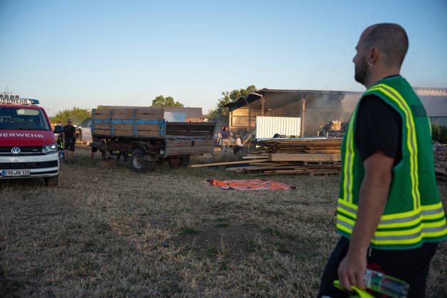 Vollbrand einer Lagerhalle 59-Jähriger bei Löschversuchen schwer verletzt Rettungshubschrauber im Einsatz Am 14.08.2026 brannte eine landwirtschaftliche Lagerhalle in der Hauptstraße im Michelstädter Ortsteil Würzberg im Odenwaldkreis vollständig aus. Feuerwehren aus dem gesamten Kreis waren mit rund 200 Einsatzkräften im Einsatz, um den Brand zu bekämpfen und ein Übergreifen auf umliegende Gebäude zu verhindern. Ein 59-jähriger Mann wurde nach Angaben der Polizei bei Löschversuchen schwer verletzt und mit dem Rettungshubschrauber in ein Krankenhaus gebracht. Michelstadt Würzberg Hessen Deutschland