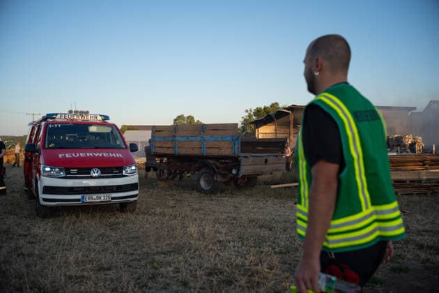 Vollbrand einer Lagerhalle 59-Jähriger bei Löschversuchen schwer verletzt Rettungshubschrauber im Einsatz Am 14.08.2026 brannte eine landwirtschaftliche Lagerhalle in der Hauptstraße im Michelstädter Ortsteil Würzberg im Odenwaldkreis vollständig aus. Feuerwehren aus dem gesamten Kreis waren mit rund 200 Einsatzkräften im Einsatz, um den Brand zu bekämpfen und ein Übergreifen auf umliegende Gebäude zu verhindern. Ein 59-jähriger Mann wurde nach Angaben der Polizei bei Löschversuchen schwer verletzt und mit dem Rettungshubschrauber in ein Krankenhaus gebracht. Michelstadt Würzberg Hessen Deutschland