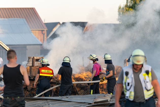 Vollbrand einer Lagerhalle 59-Jähriger bei Löschversuchen schwer verletzt Rettungshubschrauber im Einsatz Am 14.08.2026 brannte eine landwirtschaftliche Lagerhalle in der Hauptstraße im Michelstädter Ortsteil Würzberg im Odenwaldkreis vollständig aus. Feuerwehren aus dem gesamten Kreis waren mit rund 200 Einsatzkräften im Einsatz, um den Brand zu bekämpfen und ein Übergreifen auf umliegende Gebäude zu verhindern. Ein 59-jähriger Mann wurde nach Angaben der Polizei bei Löschversuchen schwer verletzt und mit dem Rettungshubschrauber in ein Krankenhaus gebracht. Michelstadt Würzberg Hessen Deutschland